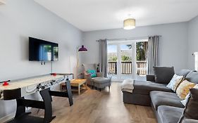 Modern House With Parking Buisness And Leisure